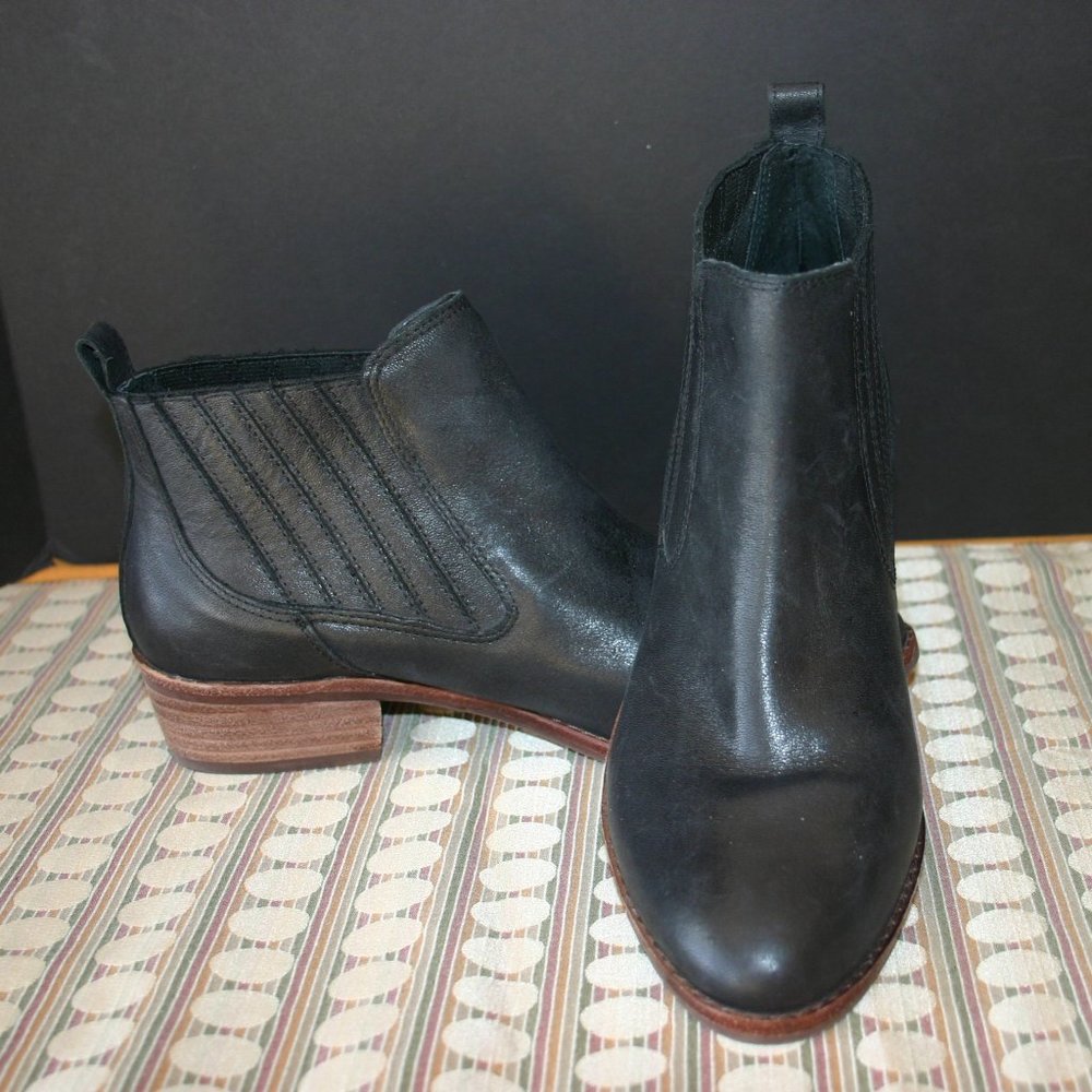 Gianni Bini Women's Black Leather Ankle Bootie Size 6 1/2 M R-461